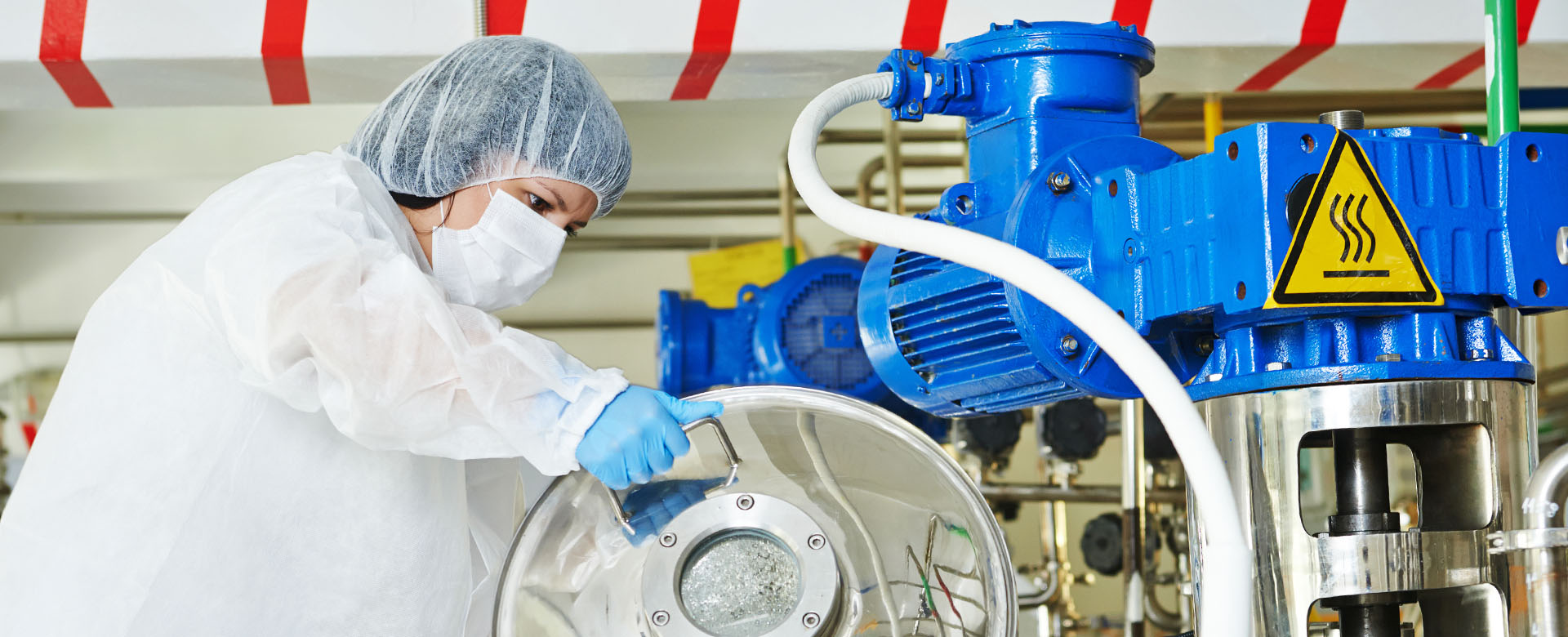 Jeune femme travaillant dans une usine de plasturgie