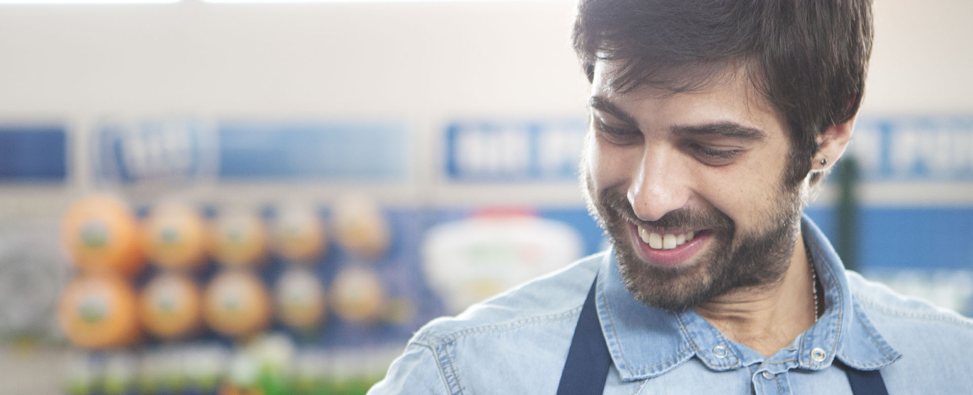 Vendeur à la caisse d'un magasin