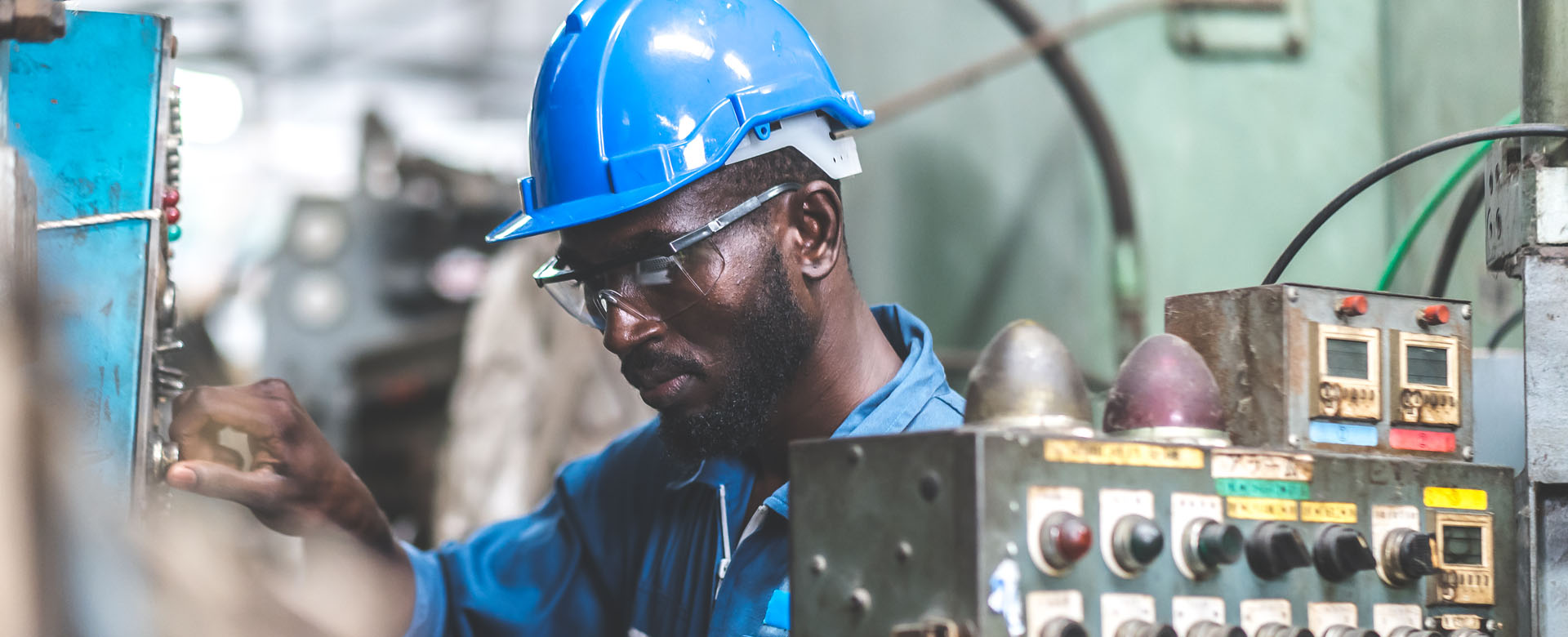 Ouvrier travaillant en toute sécurité dans une usine