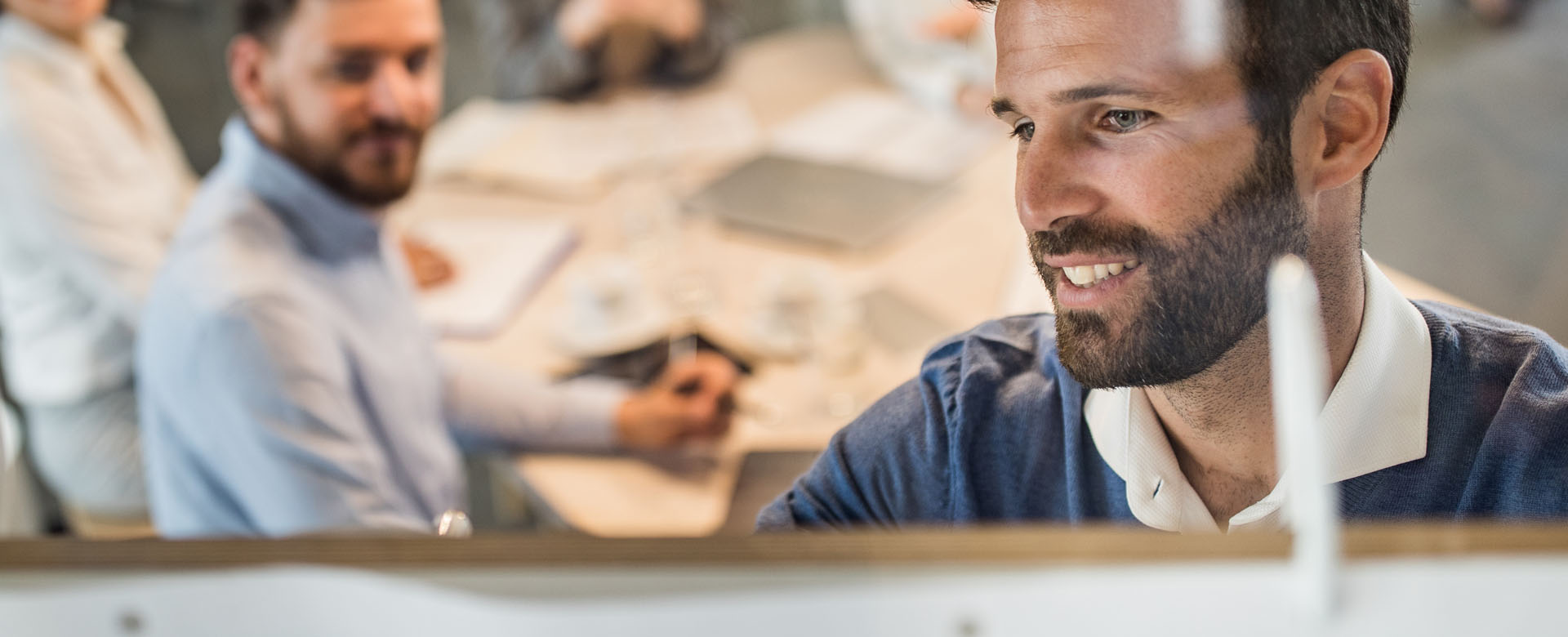 Jeune homme suivant une formation à la sécurité et à la prévention des risques professionnels