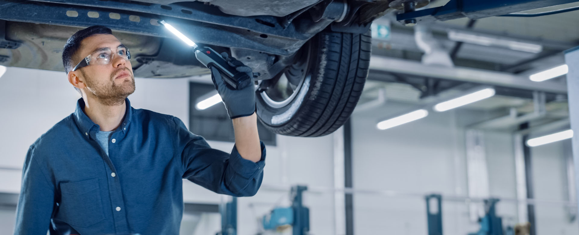 Technicien réalisant un contrôle technique