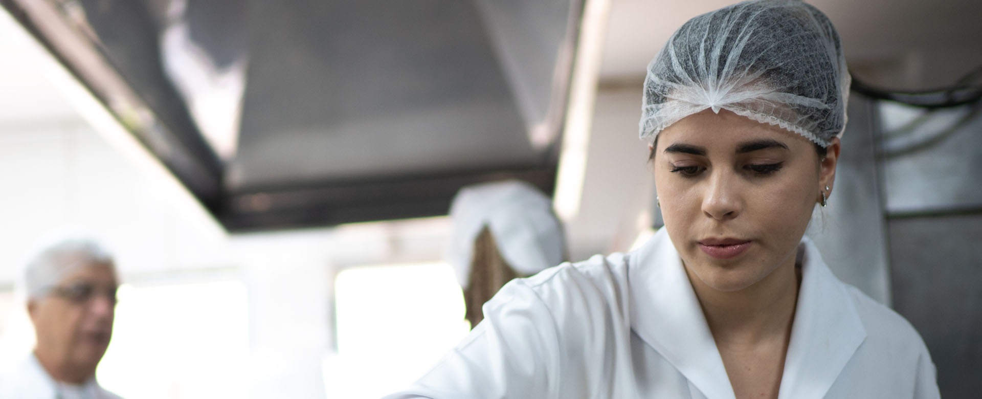 Jeune femme travaillant dans un restaurant collectif