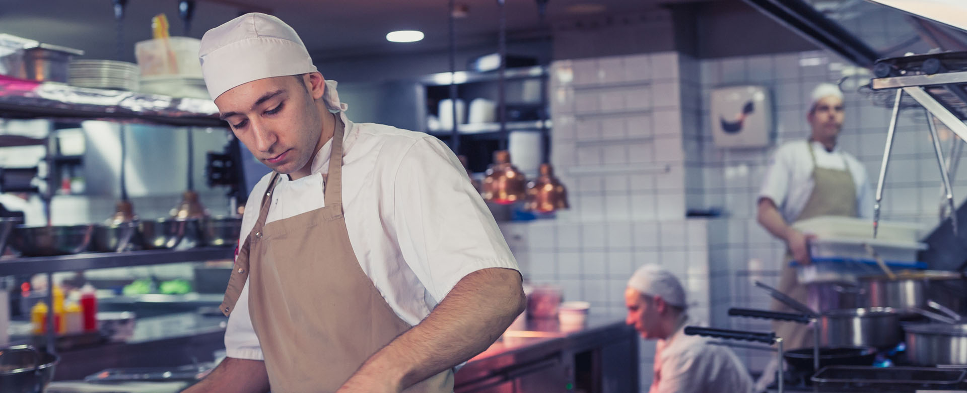 Un chef dans la cuisine de son restaurant