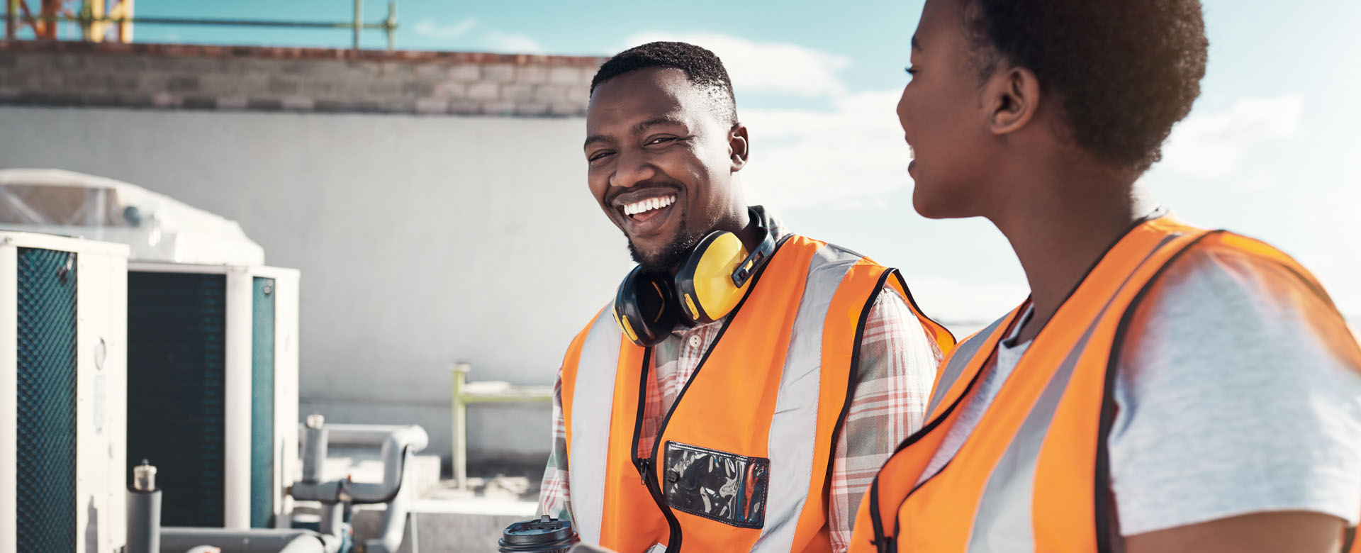 Employé portant des gilets orange