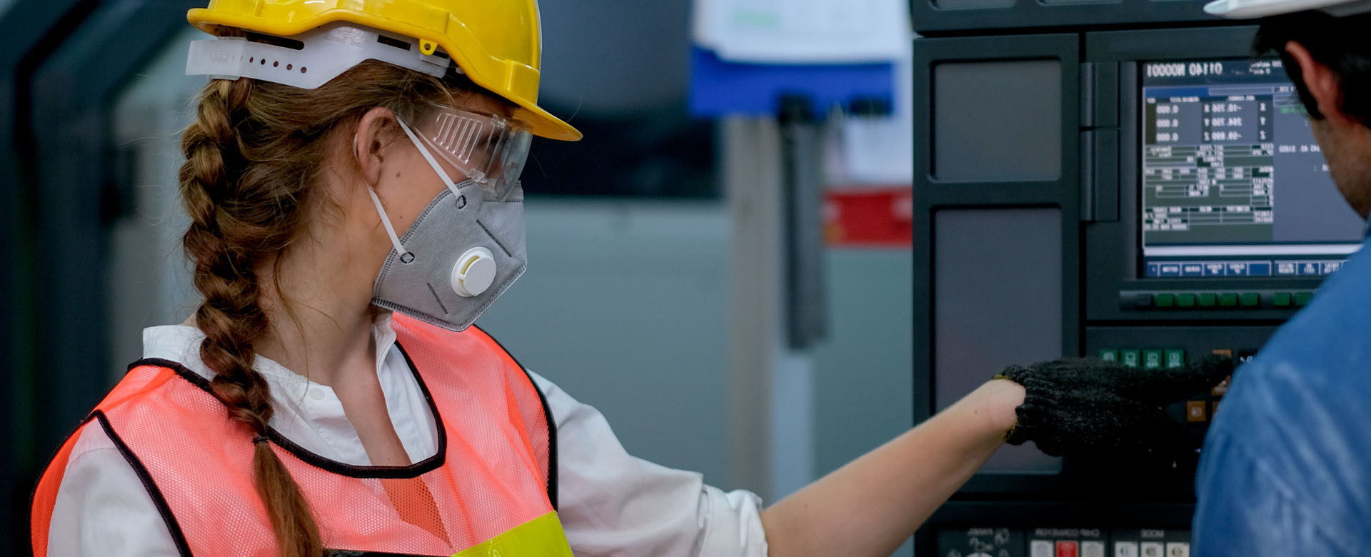 Ouvrière masquée travaillant dans une usine chimique