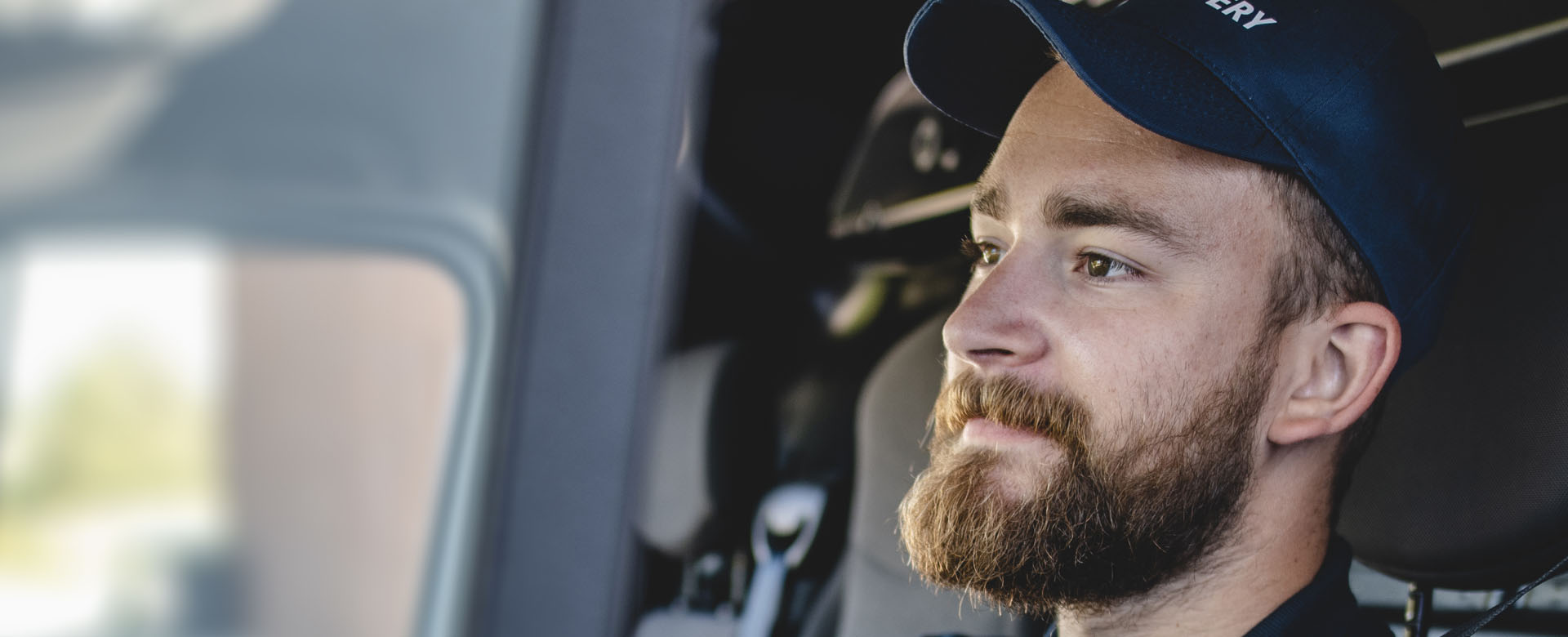 Chauffeur livreur au volant de son camion