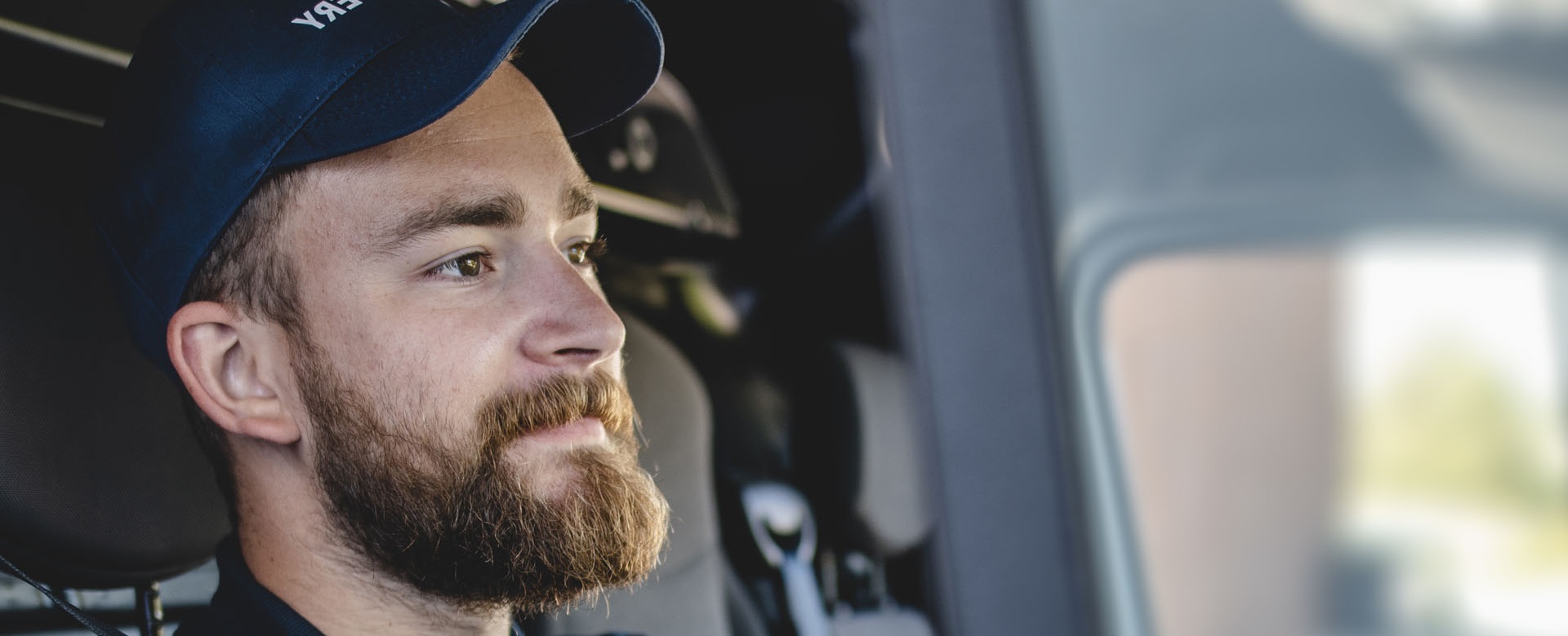 Chauffeur livreur au volant de son camion