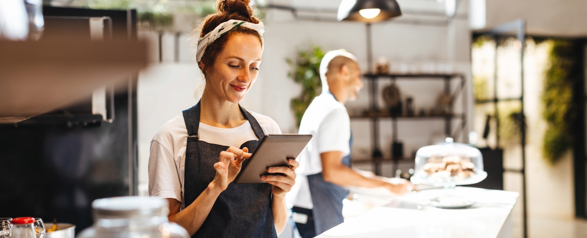 Chef d'entreprise dans la restauration sur une tablette