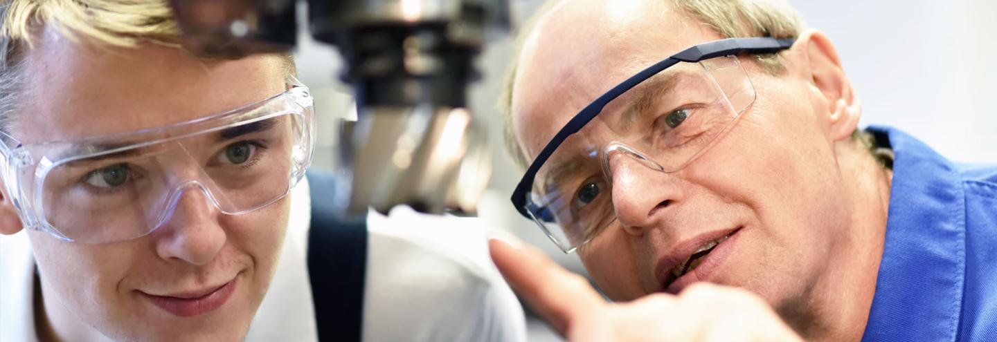 Chef d'entreprise qui forme une nouvelle recrue