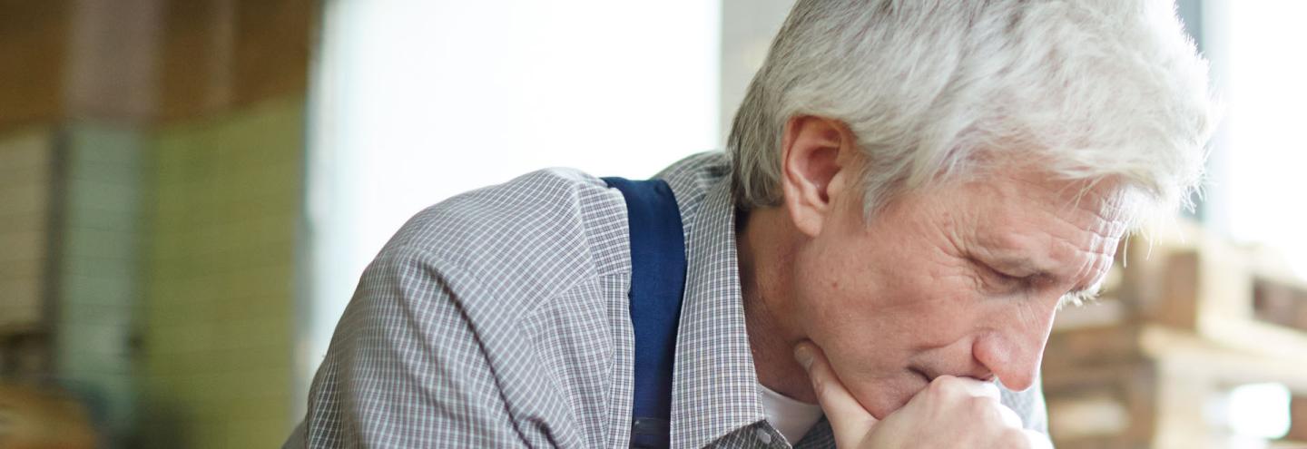Artisan de 55 ans se posant des questions