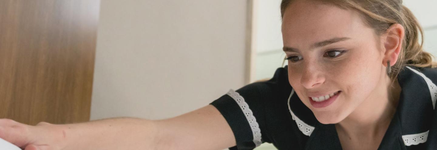 Femme de chambre travaillant dans un hôtel
