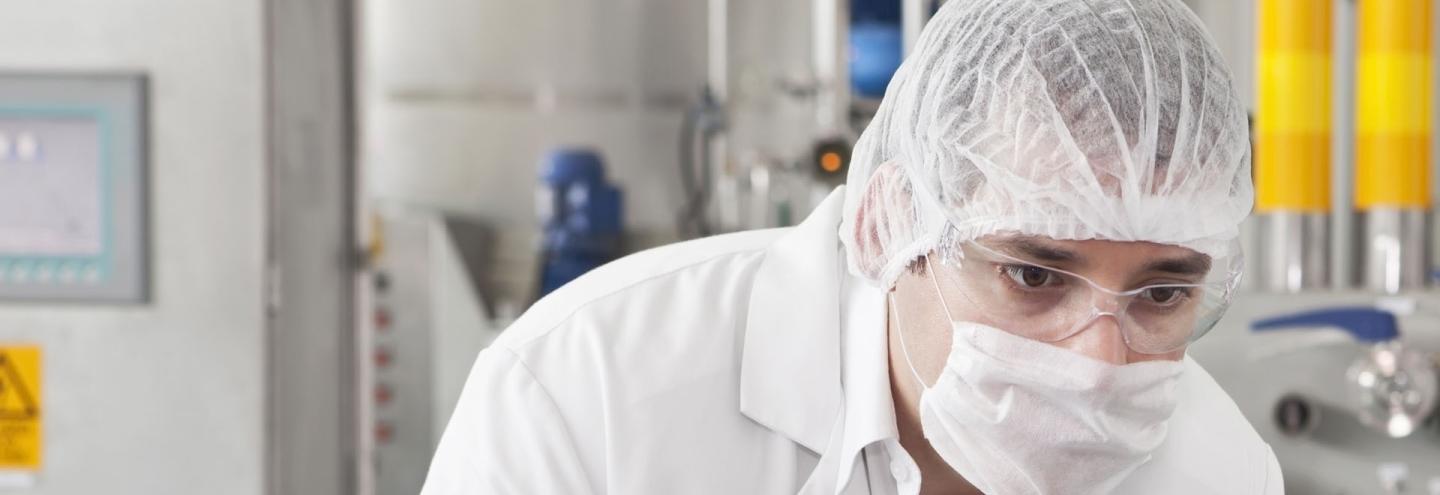 Ouvrier dans une usine de pétrochimie