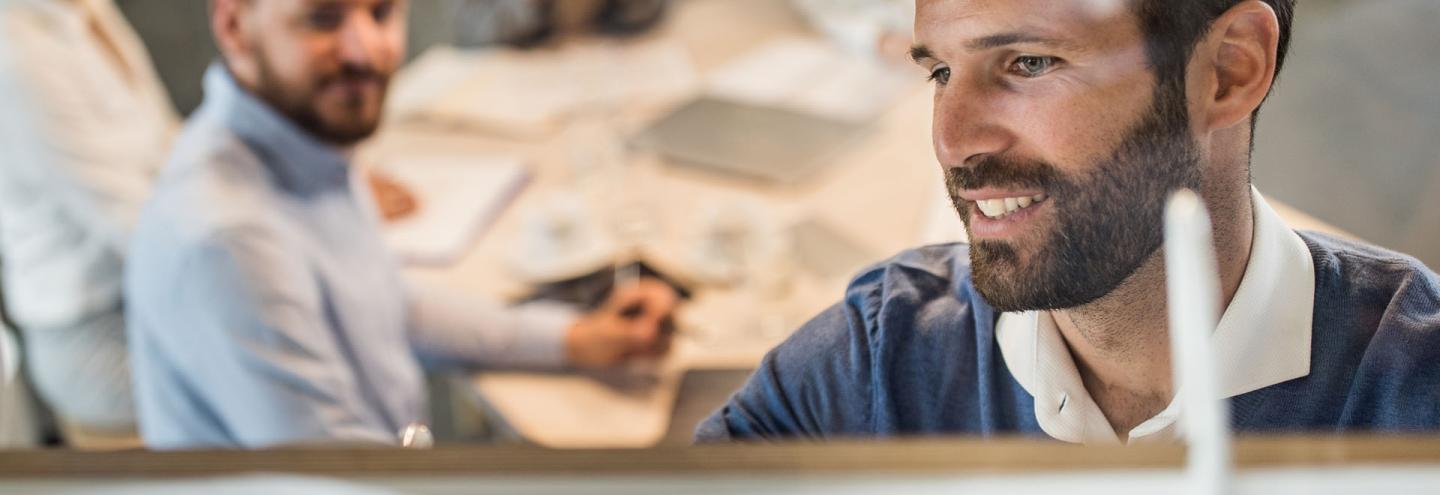 Jeune homme suivant une formation à la sécurité et à la prévention des risques professionnels