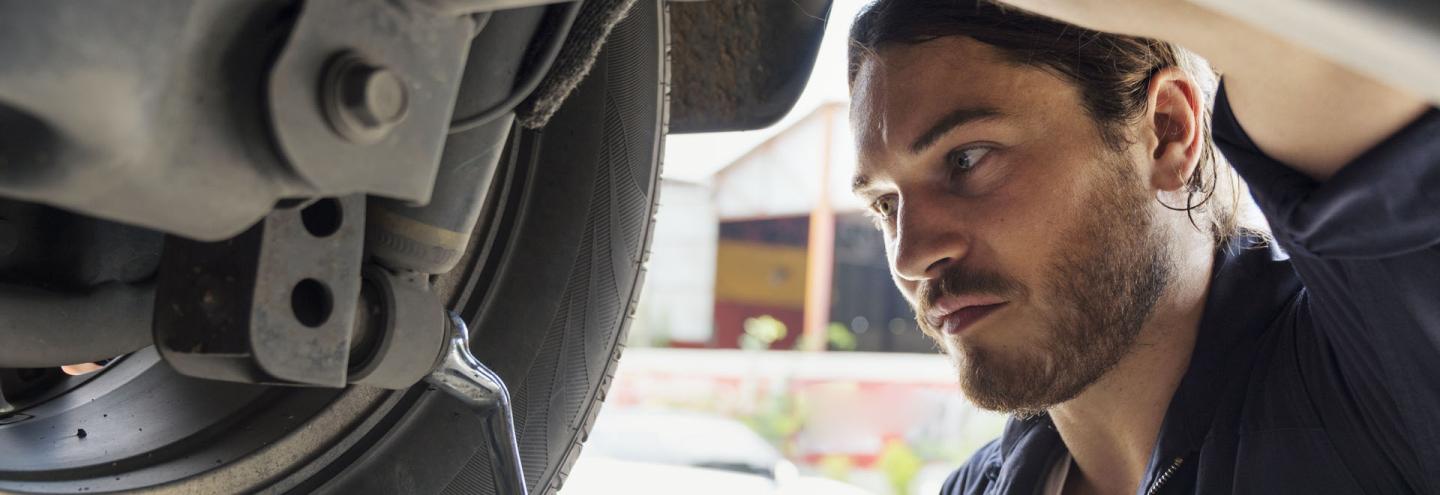 Mécanicien en train de réparer une voiture