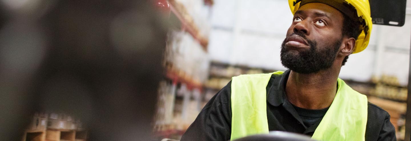 Employé supervisant un opération de déchargement