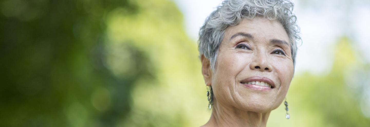 Femme retraitée qui se ballade en forêt