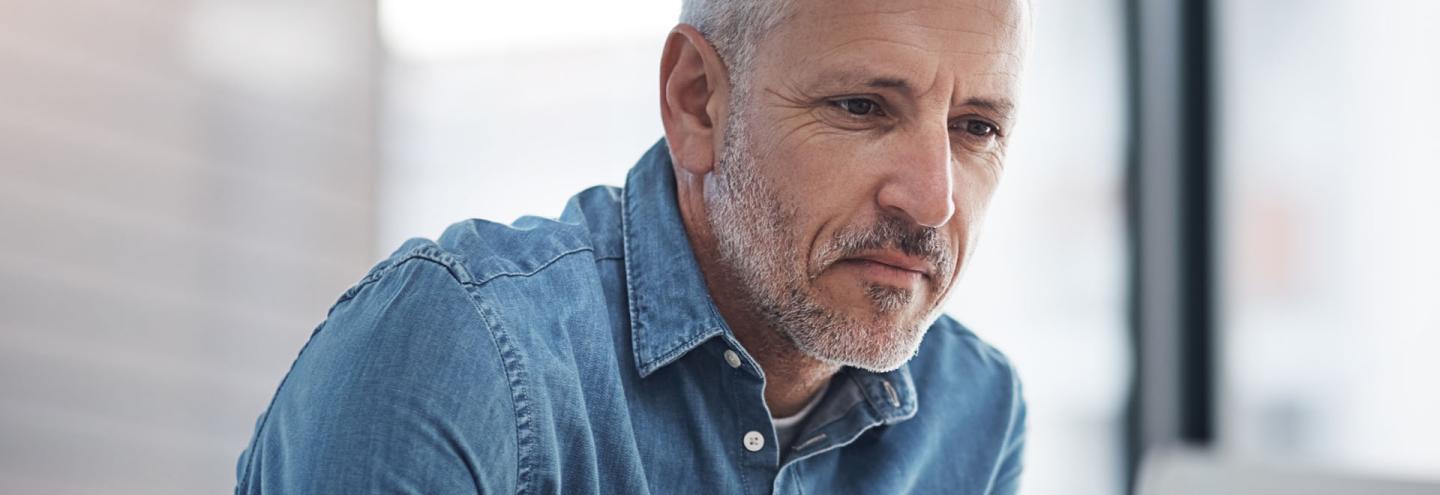 Chef d'entreprise de 50 ans consultant son taux AT/MP