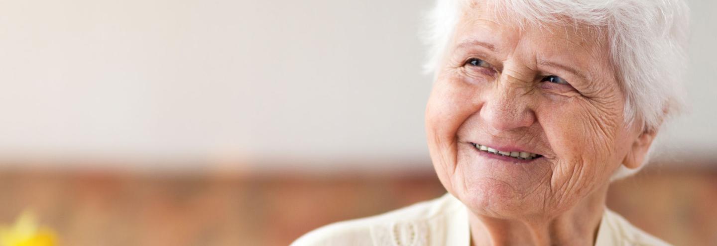 Personnage âgée bénéficiant d'une aide à domicile