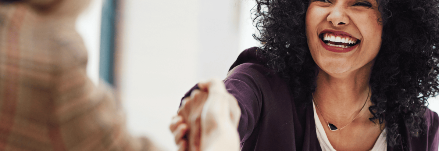 Femme heureuse de rejoindre la Carsat