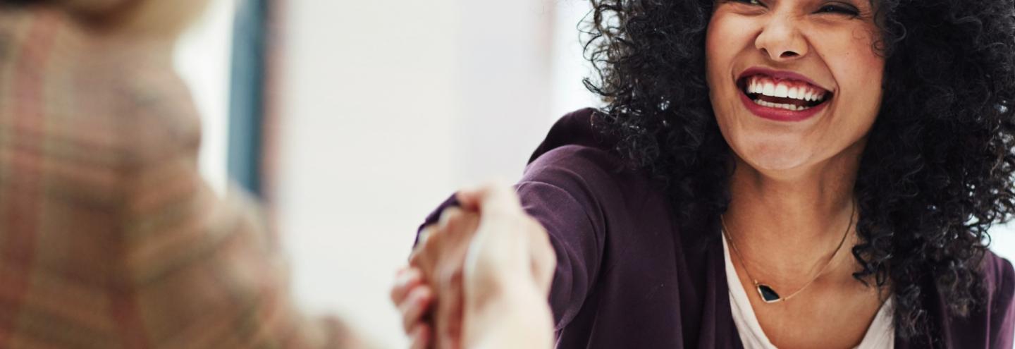 Femme heureuse de rejoindre la Carsat