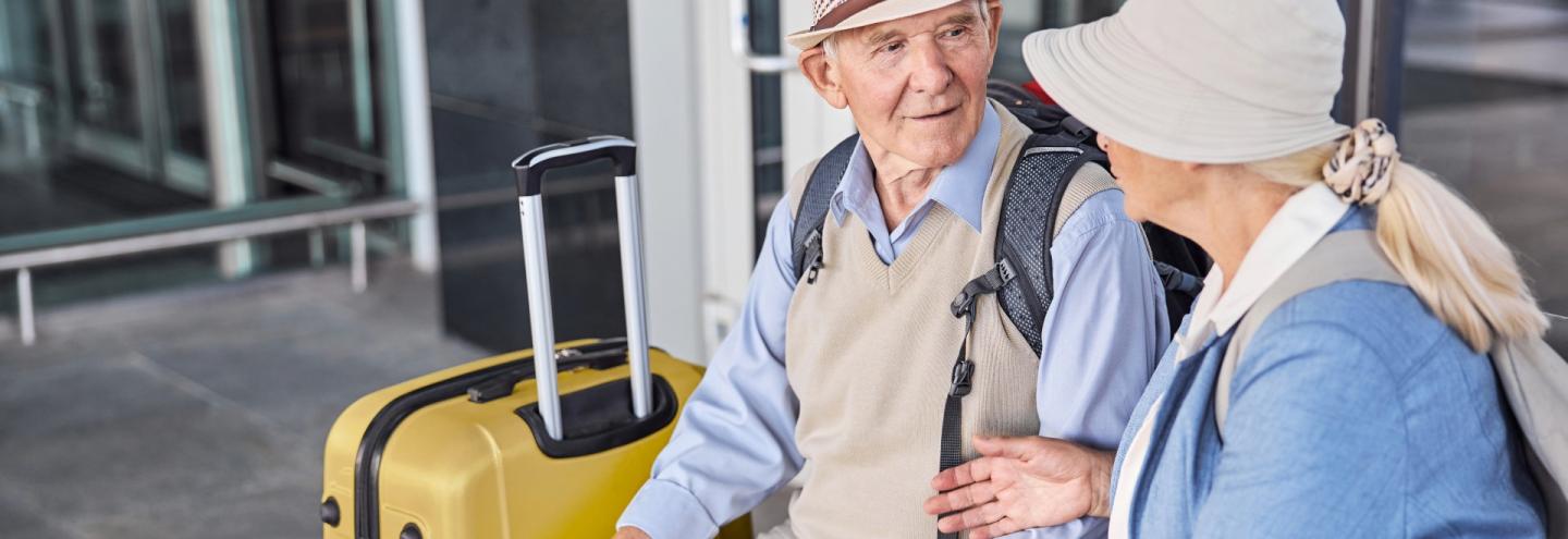 Deux retraités partant en vacances avec leur valise