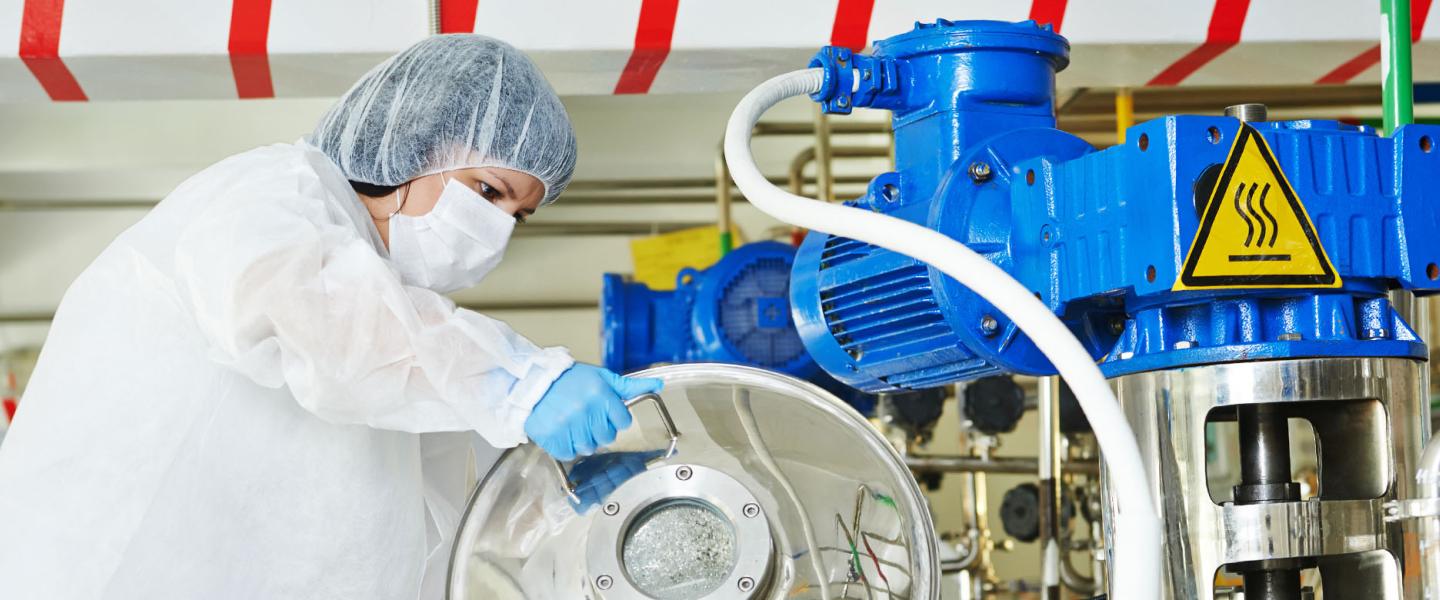 Jeune femme travaillant dans une usine de plasturgie