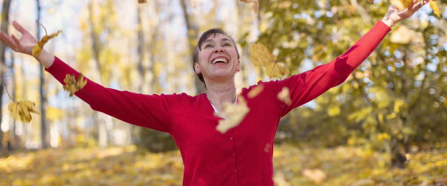 Retraitée pratiquant une activité physique en forêt