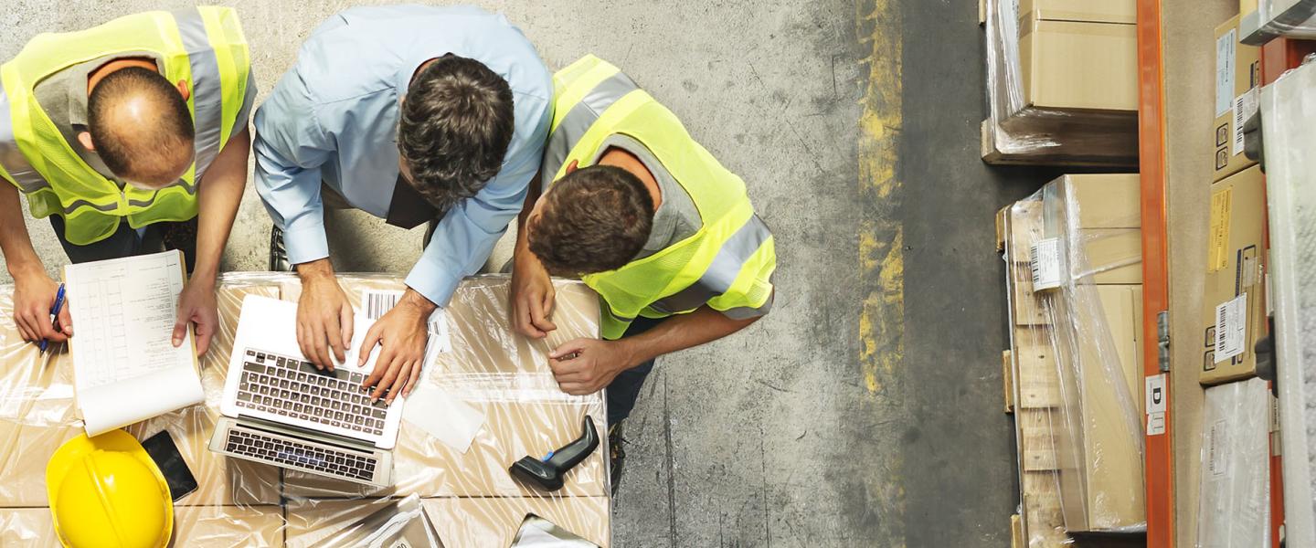 Personnes préparant l'évaluation des risques professionnels dans une entreprise