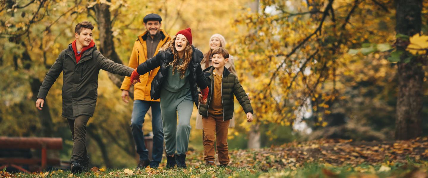 Famille en balade en forêt