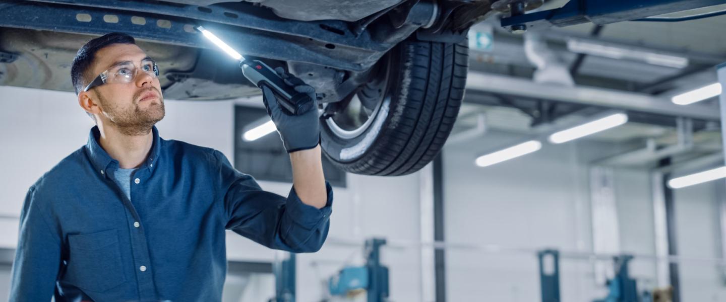 Technicien réalisant un contrôle technique