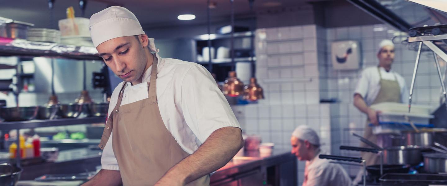 Un chef dans la cuisine de son restaurant