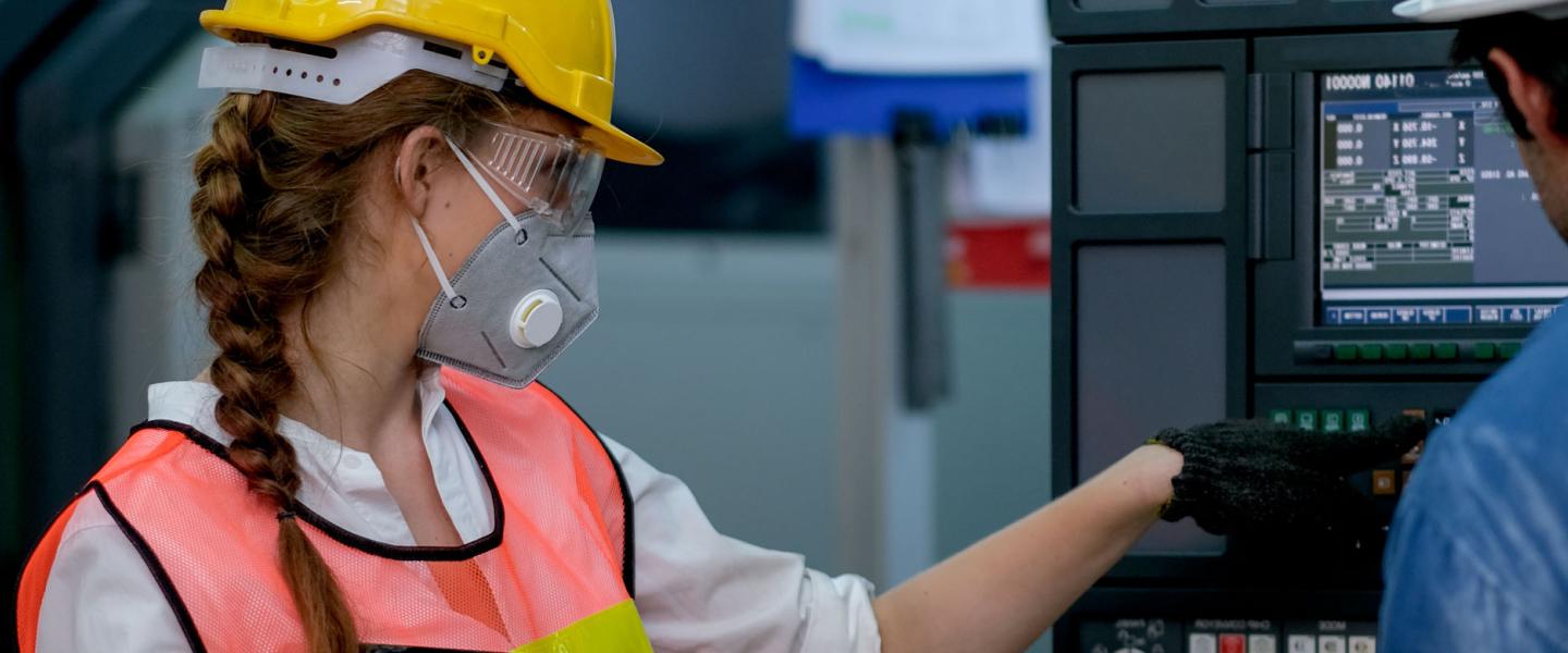 Ouvrière masquée travaillant dans une usine chimique