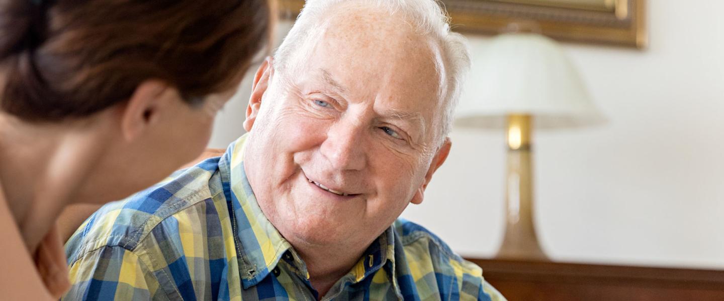 Un senior accompagné dans sa vie quotidienne