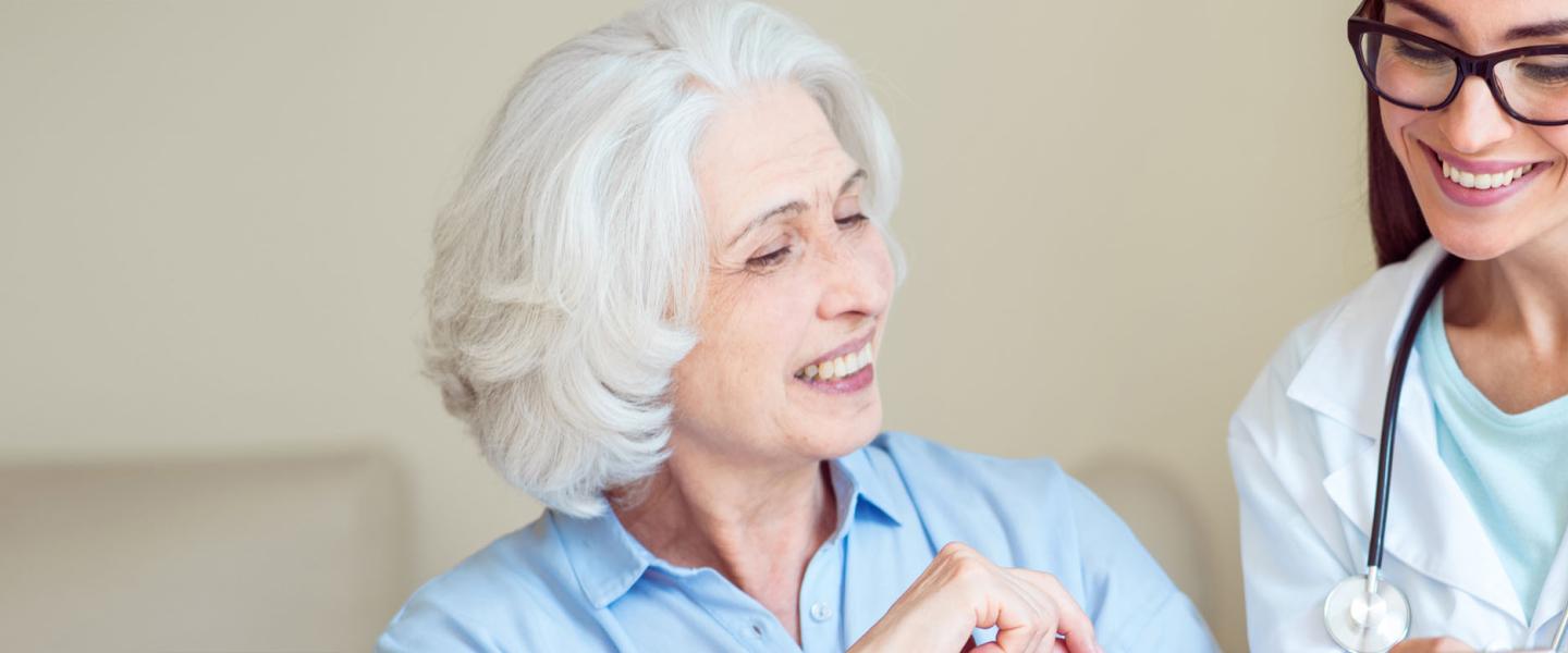 Retraitée aidée par une aide soignante après son hospitalisation