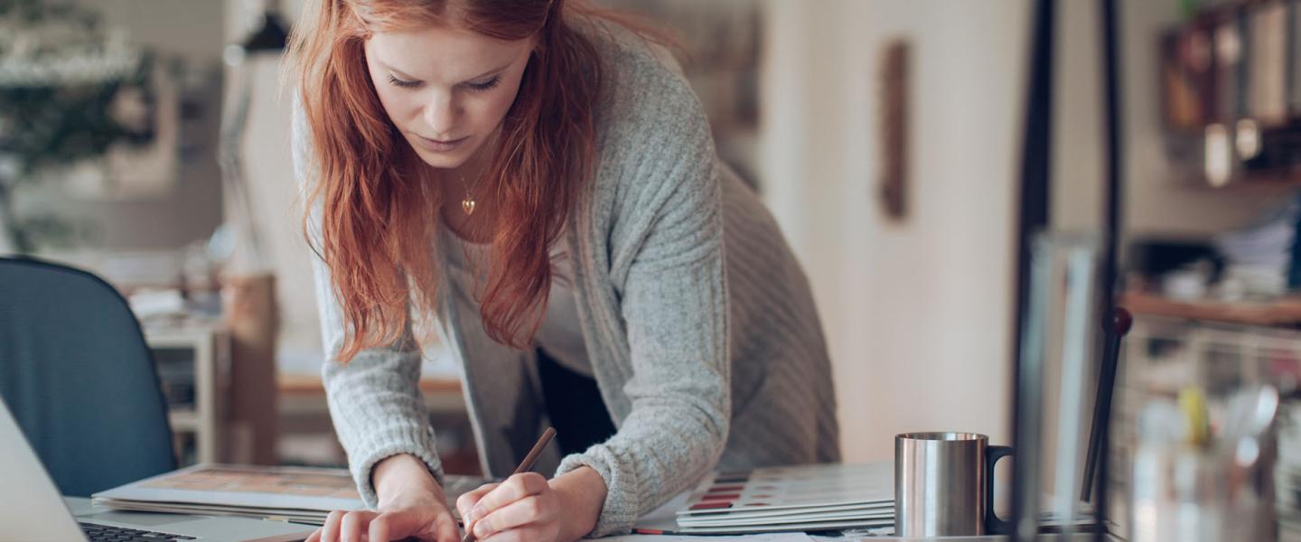 Jeune femme peaufinant son projet immobilier à destination des retraités