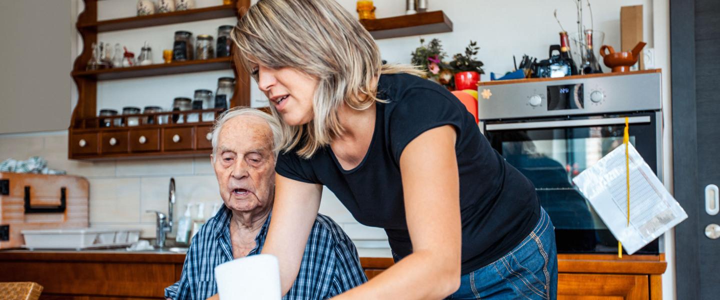 Aide à domicile et le retraité qu'elle accompagne