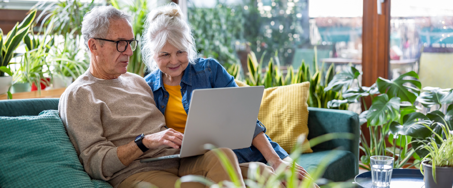 couple de retraité qui regarde l'ordinateur