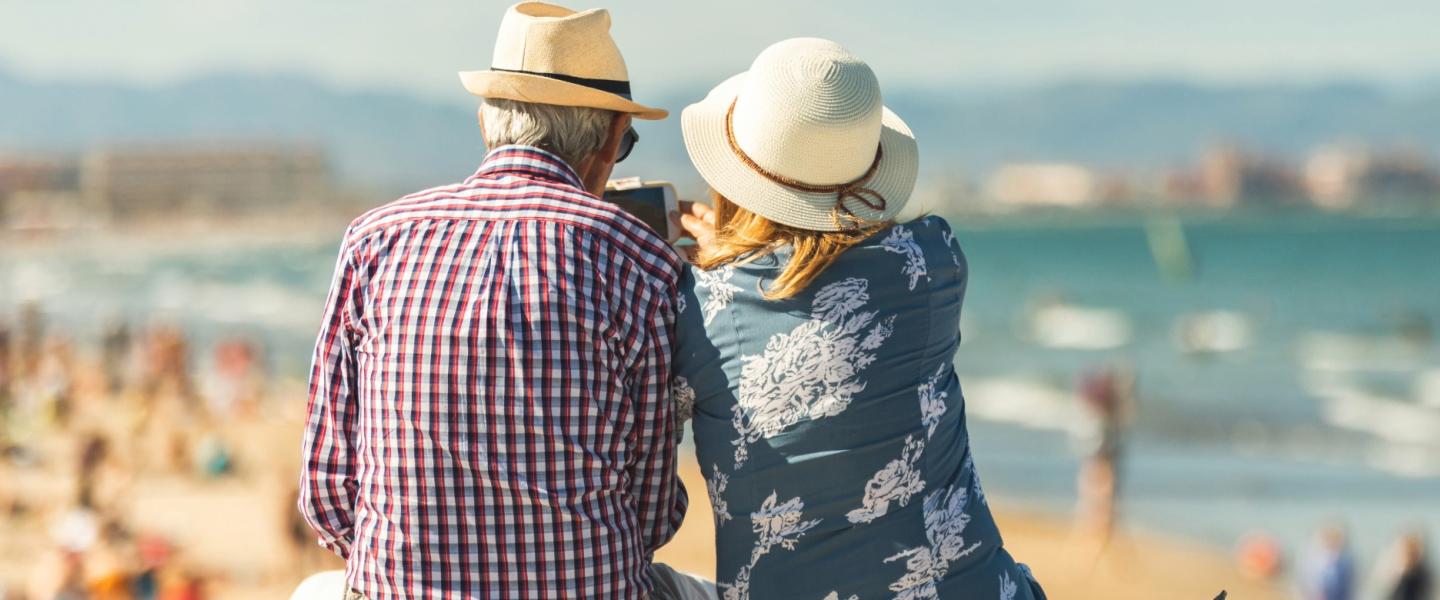 Deux retraités en vacances face à la mer
