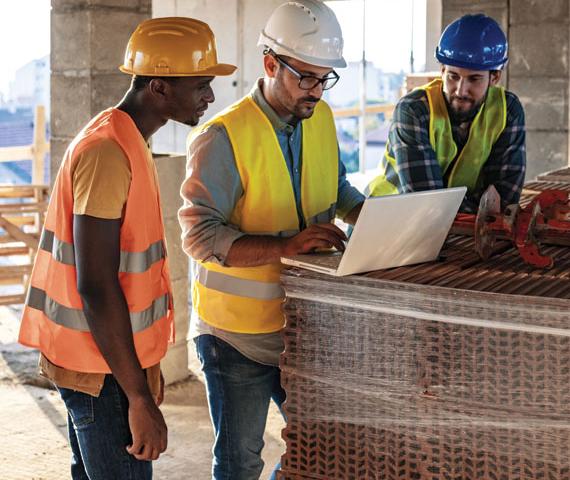 Ouvrier en réunion dans une entreprise