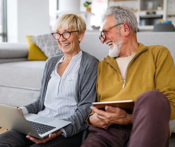 Couple de retraités devant un ordinateur