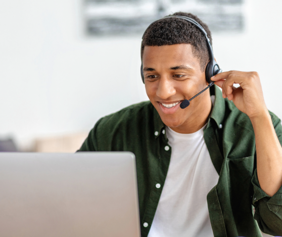 Homme devant un ordinateur avec un casque